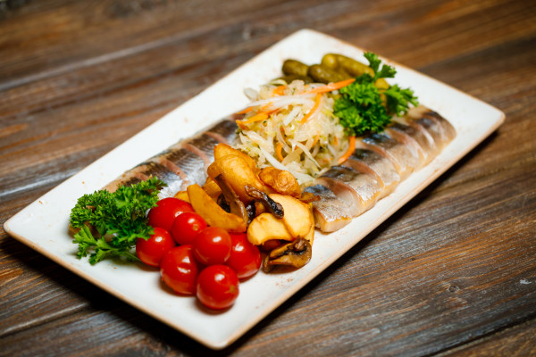 Ассорти из солений и сельди